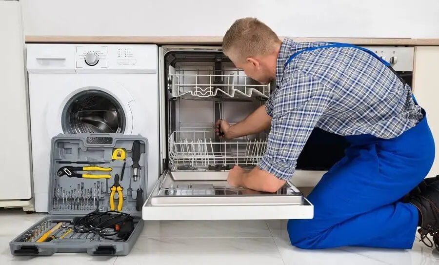 Mamak Termoteknik servisi teknisyen ekibi beyaz eşya tamiri yaparken